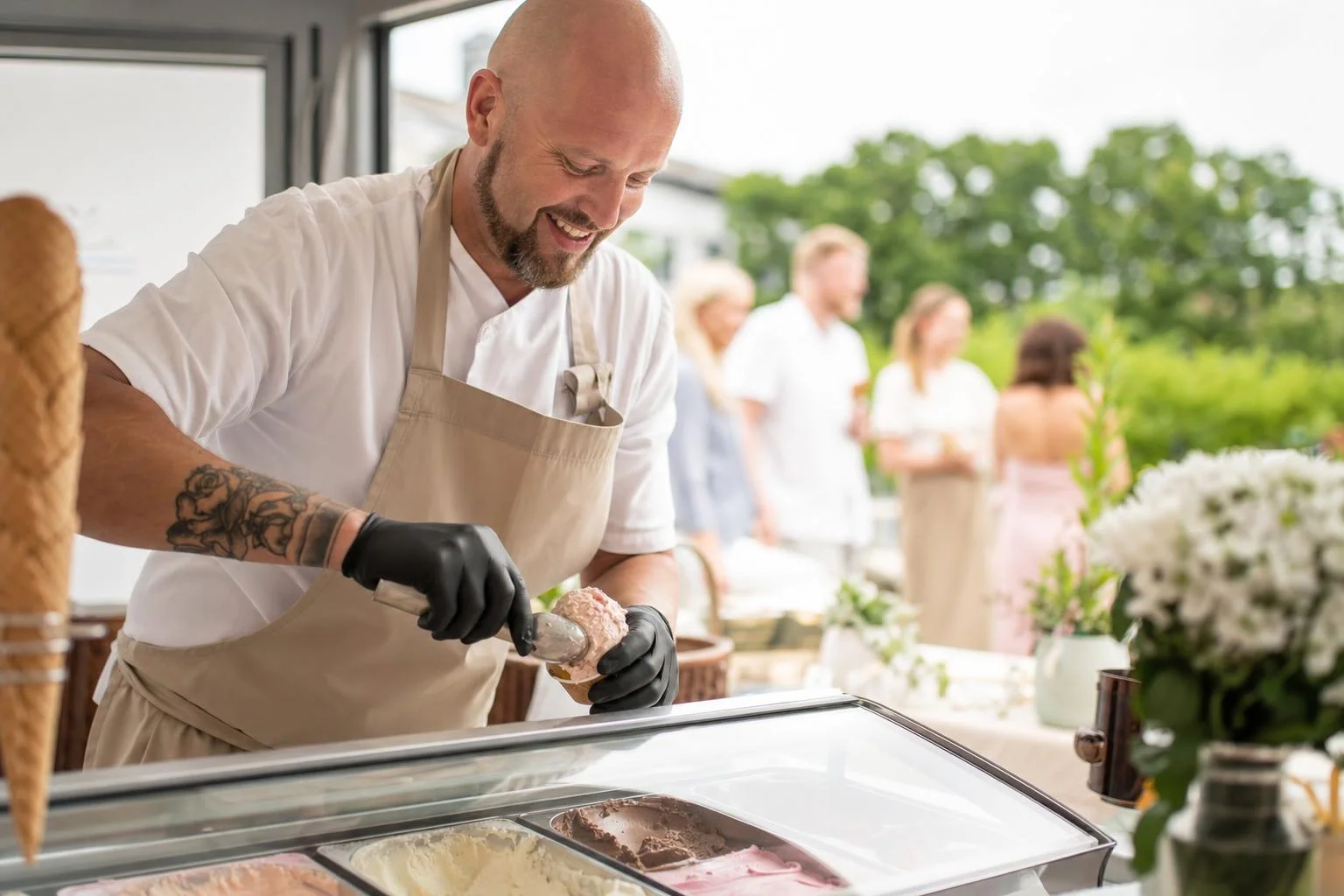Vad kostar glasscatering? Så räknar du fram priset per gäst