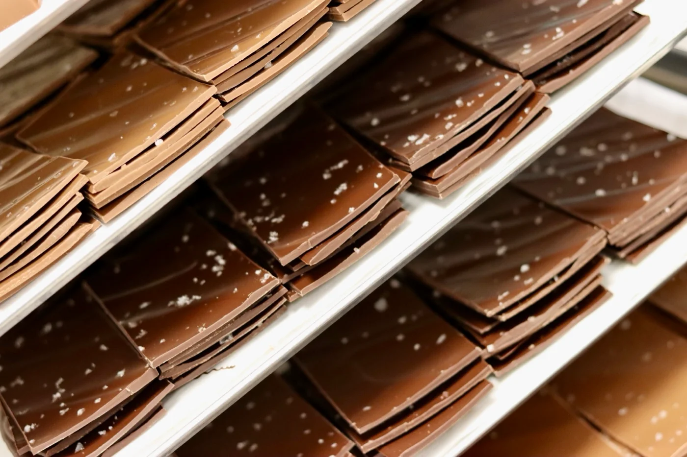 Chokladbräck med havssalt på hyllan